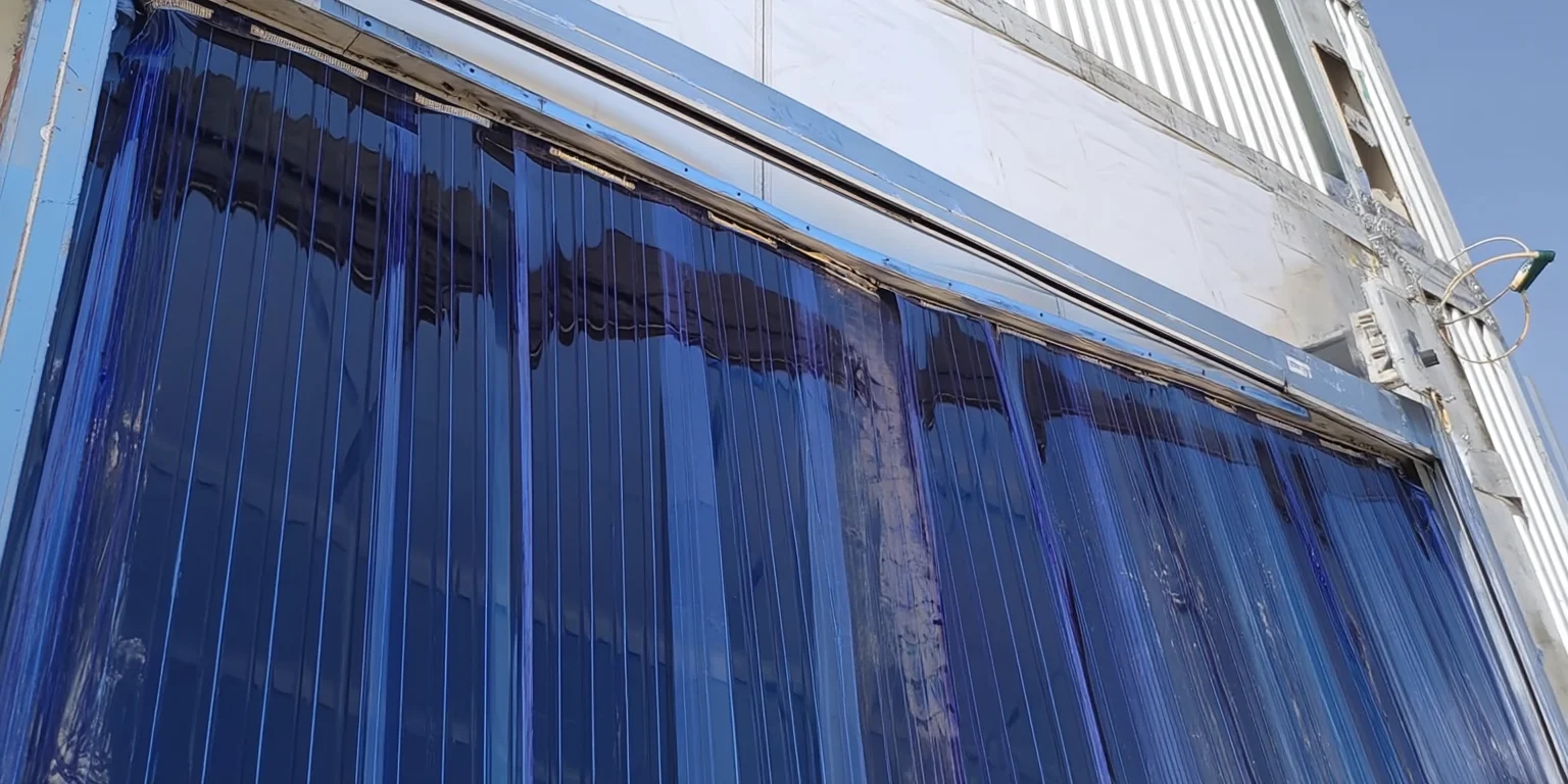 Cortinas Lamas de PVC Ribeteadas